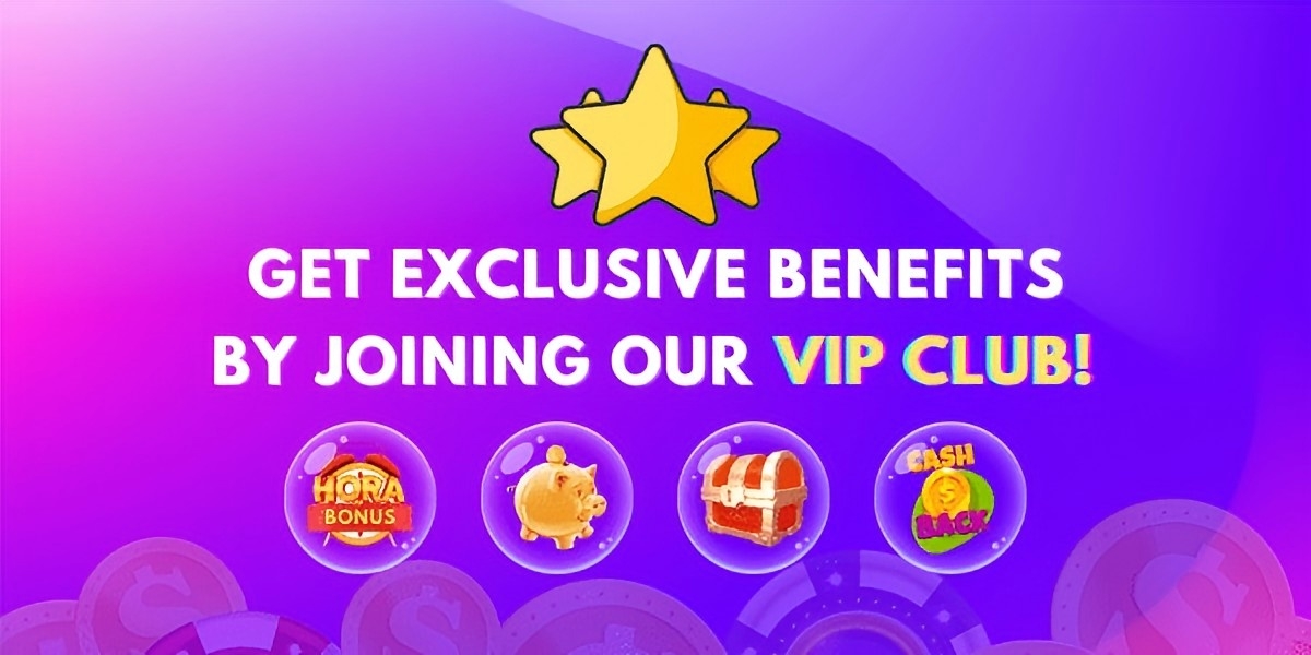 Banner mcww casino với hình bàn bài và ánh đèn sảnh live
